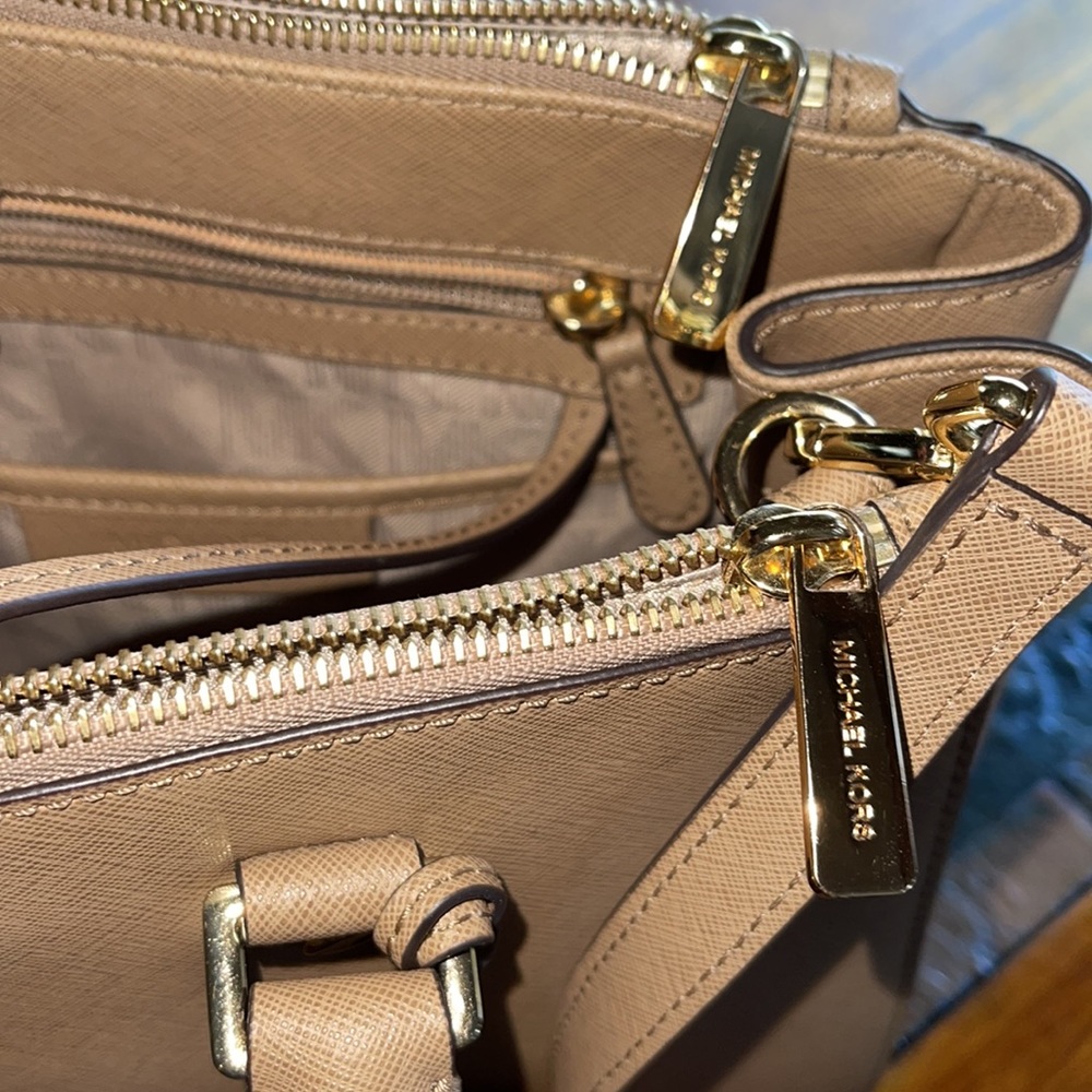 Gorgeous Michael Kors Sutton LG satchel purse perfect - Picture 11 of 11